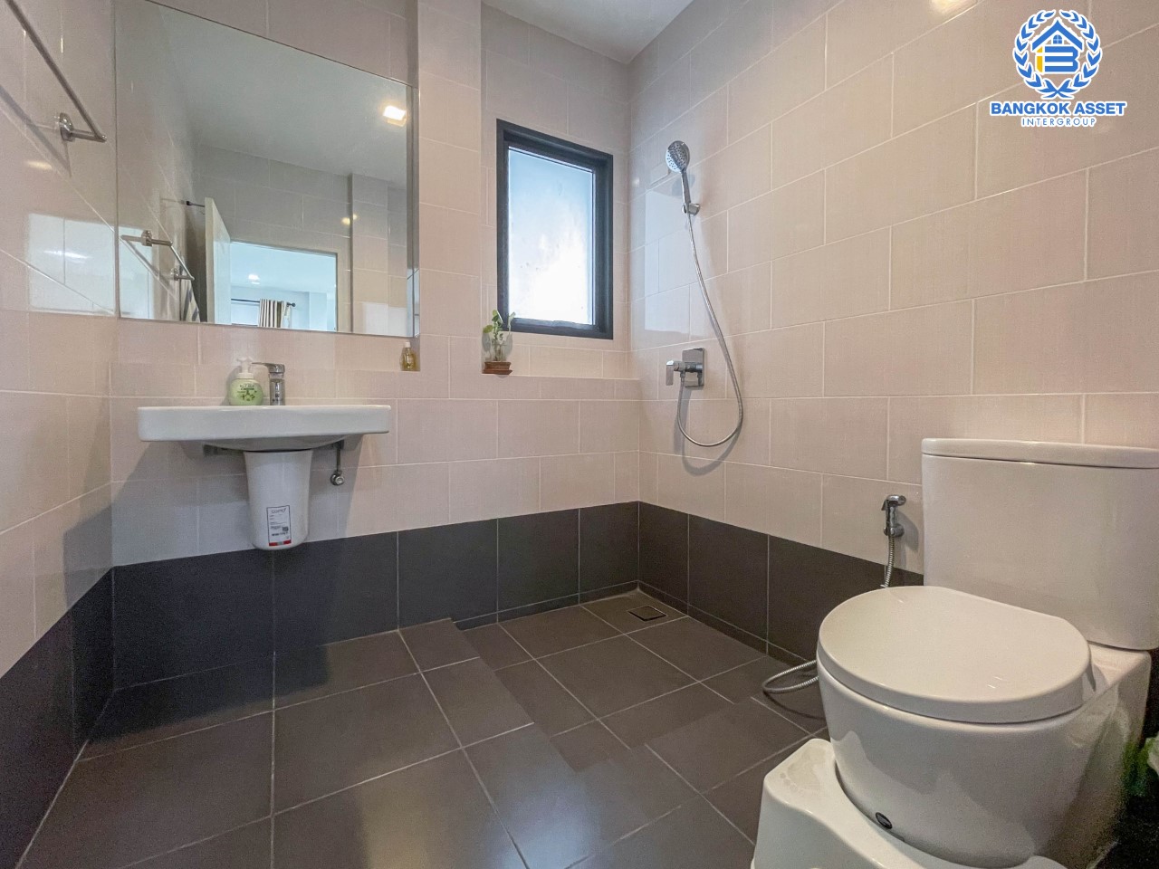 *****บ้านแฝดมือสอง โครงการ เวนิว ติวานนท์-รังสิต หลังมุม เนื้อที่ 43.5 ตร.ว. บ้านสวยตกแต่งพร้อมอยู่ ฟังก์ชัน 3 ห้องนอน 3 ห้องน้ำ จอดรถได้ 2 คัน ภายในบ้านสภาพดีมาก บิ้วท์อินครัวเคาน์เตอร์พร้อมใช้งาน ทำเลดี ใกล้รถไฟฟ้าสายสีแดง "สถานีรังสิต" ทางด่วน "ศรีสมาน" และ "ศรีรัช"